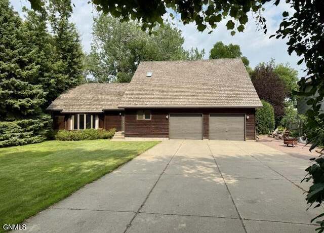 Property at 1512 River Dr NE, Mandan, ND 58554, 3 beds, 2 baths