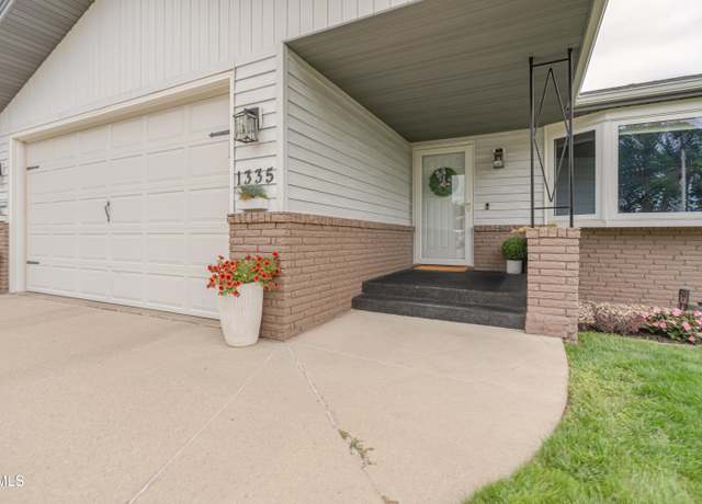 Property at 1335 N 21st St, Bismarck, ND 58501, 4 beds, 2.5 baths