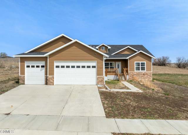 Property at 3012 31st St W, Williston, ND 58801, 4 beds, 3 baths