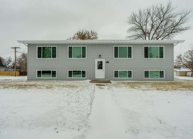 Property at 117 3rd St, Center, ND 58530, 7 beds, 4 baths
