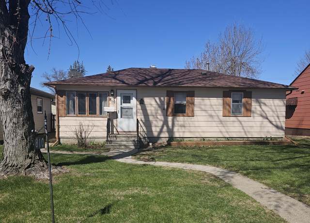 Property at 810 10th Ave SE, Jamestown, ND 58401, 3 beds, 2 baths