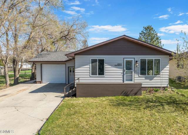 Property at 2002 8th Ave W, Williston, ND 58801, 4 beds, 2 baths
