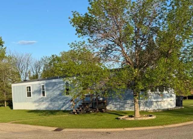 Property at 406 31st Ave SE, Minot, ND 58701, 3 beds, 2 baths