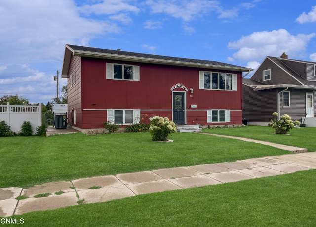 Property at 910 8th Ave W, Williston, ND 58801, 4 beds, 2 baths