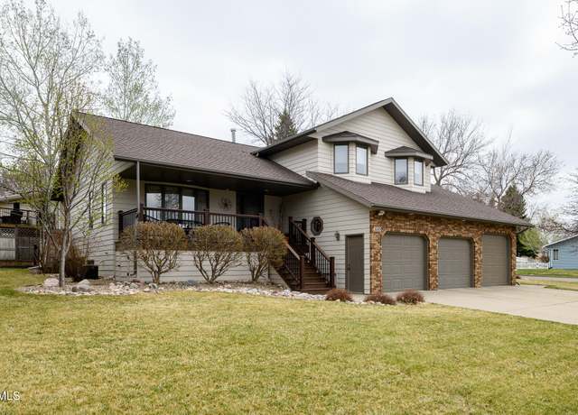 Property at 3001 Homestead Dr, Bismarck, ND 58503, 5 beds, 3.5 baths