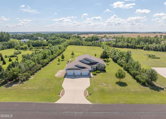 Property at 10613 Rose Dr, Bismarck, ND 58503, 5 beds, 4 baths