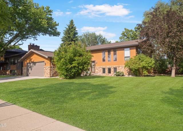 Property at 1555 Wichita Dr, Bismarck, ND 58504, 4 beds, 3 baths