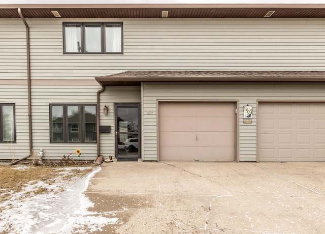 Property at 1017 E Bowen Ave, Bismarck, ND 58504, 3 beds, 2.5 baths