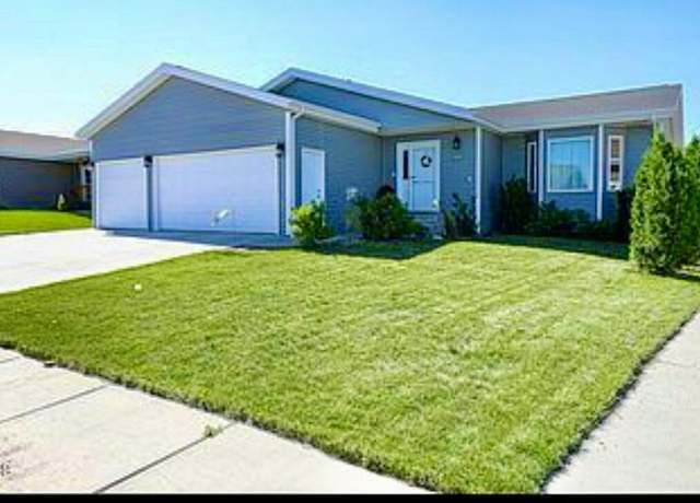 Property at 5125 Hitchcock Dr, Bismarck, ND 58503, 4 beds, 3 baths