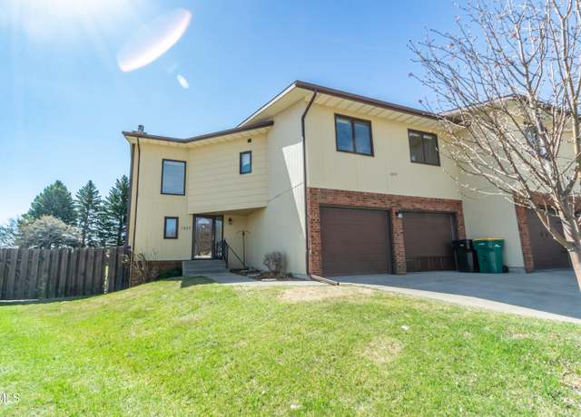 Property at 1837 S Grandview Ln, Bismarck, ND 58503, 3 beds, 2.5 baths