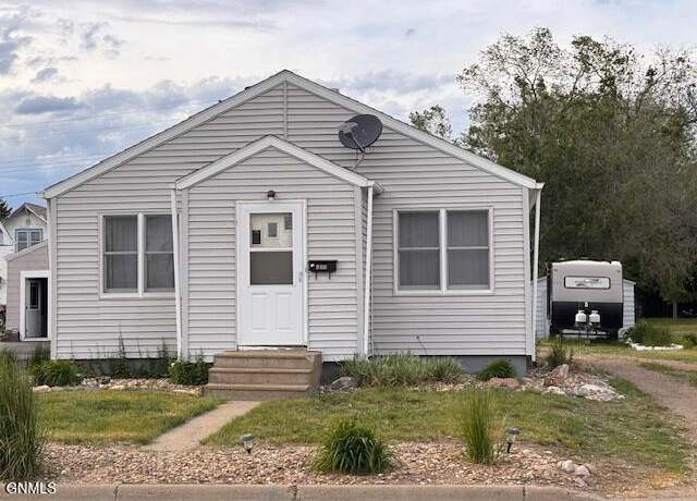 Property at 609 1st Ave, Plentywood, MT 59254, 1 bed, 1 bath