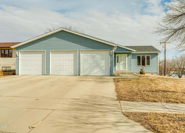 Property at 501 33rd St, Bismarck, ND 58501, 4 beds, 2 baths