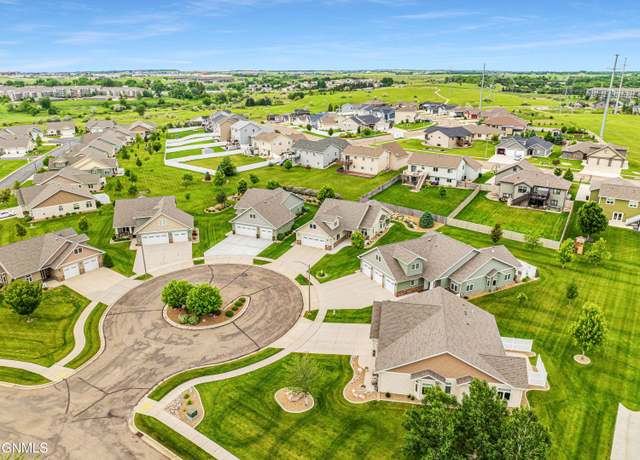 Property at 2818 Edgewood Cir, Bismarck, ND 58503, 3 beds, 3 baths