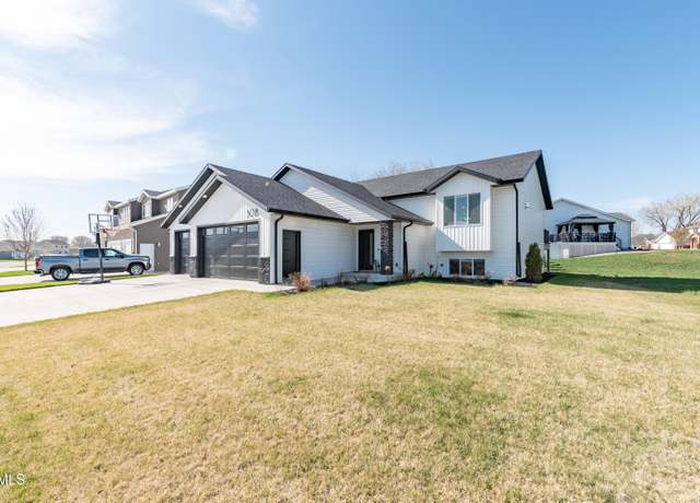 Property at 508 Live Oak Ln, Bismarck, ND 58504, 4 beds, 3 baths