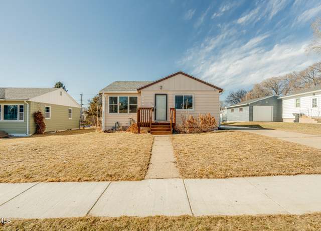 Property at 528 24 St, Bismarck, ND 58501, 3 beds, 2 baths
