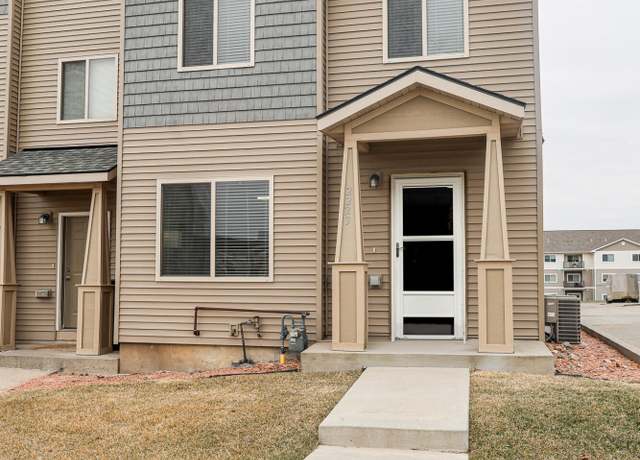 Property at 2223 28th St W, Williston, ND 58801, 4 beds, 2.5 baths