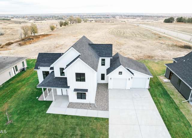 Property at 1812 36th Ave W, Williston, ND 58801, 3 beds, 2.5 baths
