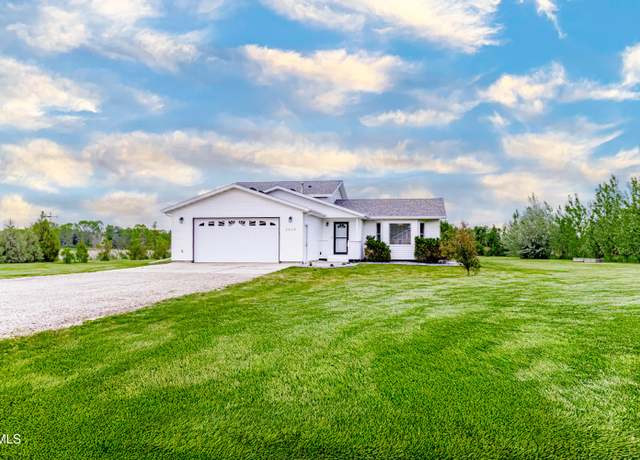 Property at 2539 Clover Pl, Bismarck, ND 58503, 3 beds, 2 baths