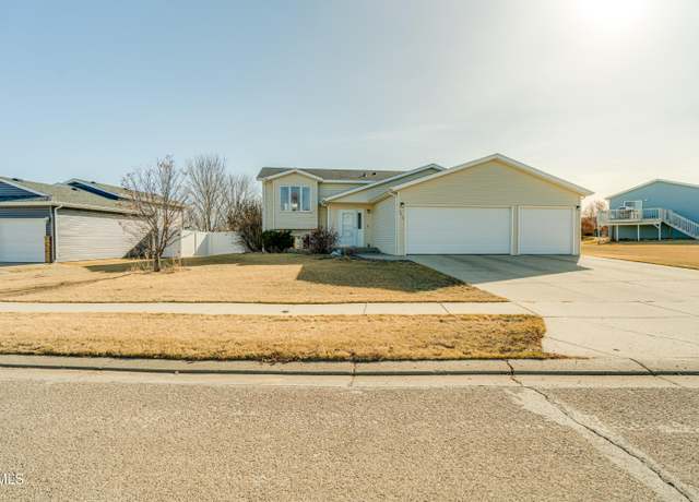 Property at 4613 Kost Dr, Bismarck, ND 58503, 4 beds, 2 baths