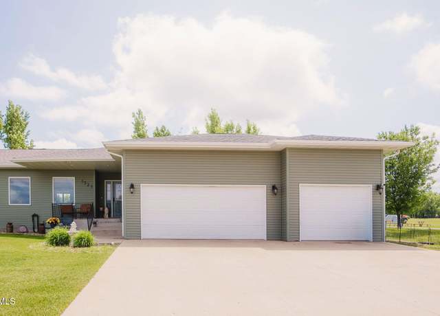 Property at 1521 10th St SW, Jamestown, ND 58401, 3 beds, 2 baths