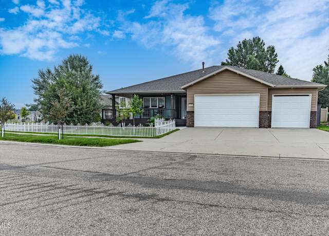 Property at 2235 La Corte Loop, Bismarck, ND 58503, 5 beds, 3 baths