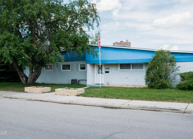 Property at 1210 Park Pl, Williston, ND 58801, 3 beds, 2 baths