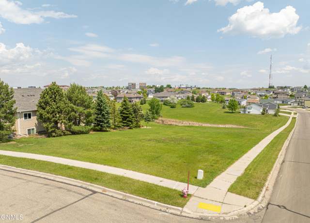 Property at 526 Versailles Ave, Bismarck, ND 58503
