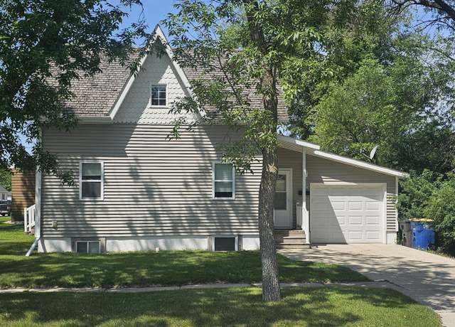 Property at 424 8th Ave SE, Jamestown, ND 58401, 3 beds, 2 baths