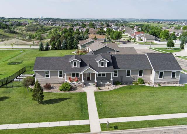 Property at 1105 Parkerplum Dr, Bismarck, ND 58503, 5 beds, 3 baths