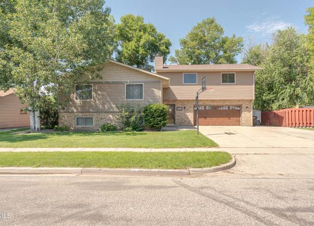 Property at 1210 Laramie Dr, Bismarck, ND 58504, 5 beds, 4 baths