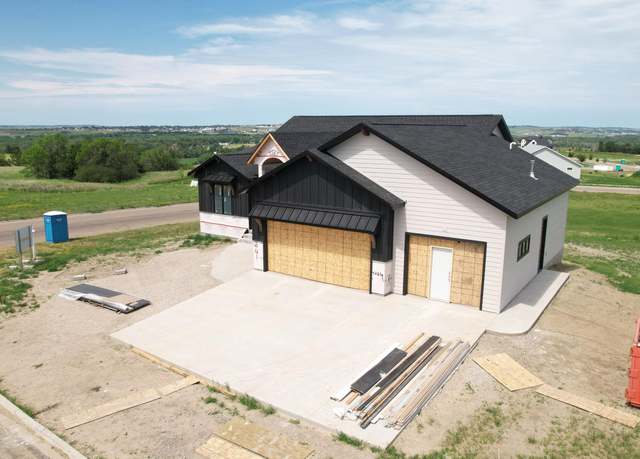Property at 4004 Mclintock Dr, Bismarck, ND 58503, 6 beds, 3.5 baths
