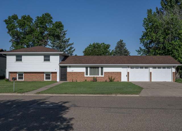 Property at 621 8th Ave NE, Hazen, ND 58545, 4 beds, 2.5 baths
