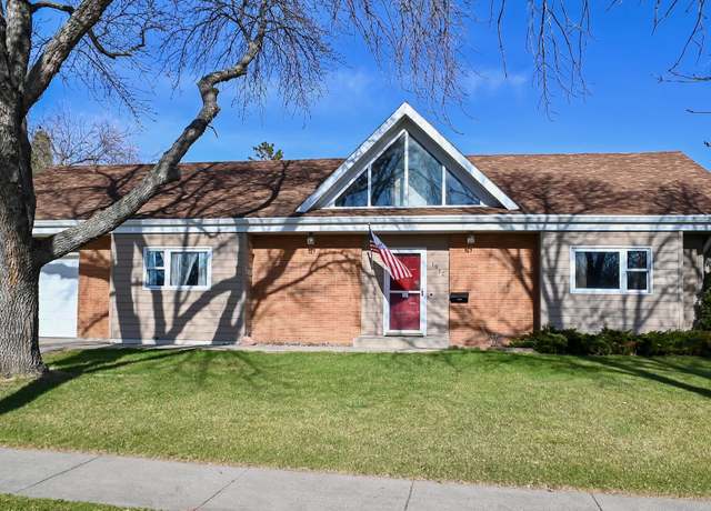 Property at 1612 6th St NW, Minot, ND 58703, 2 beds, 1.5 baths