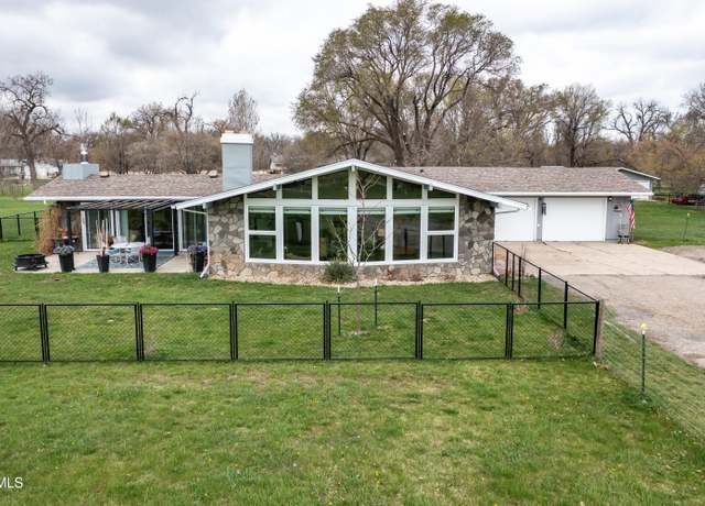 Property at 4030 England St, Bismarck, ND 58504, 2 beds, 2 baths
