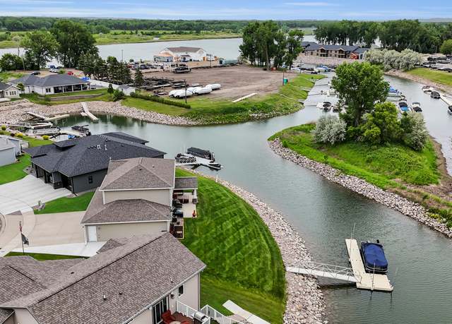 Property at 2207 Bridgeview Ct SE, Mandan, ND 58554