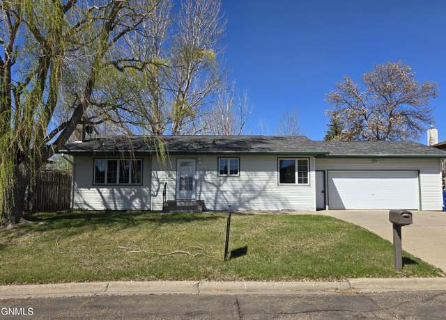 Property at 1107 Cypress Dr, Beulah, ND 58523, 4 beds, 2 baths