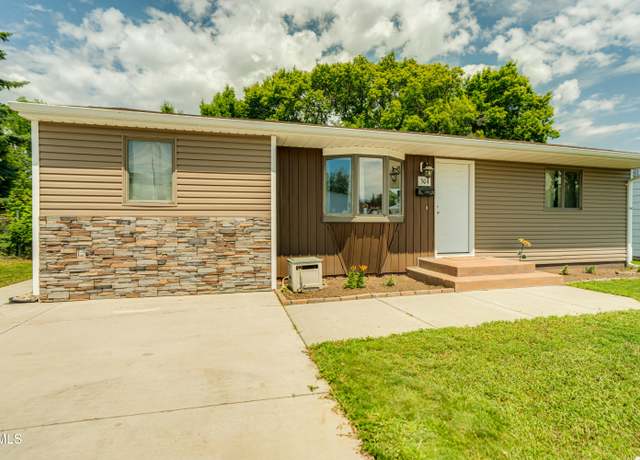 Property at 304 12th St NW, Mandan, ND 58554, 3 beds, 2 baths