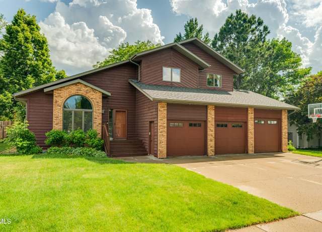 Property at 1739 Country West Rd, Bismarck, ND 58503, 5 beds, 4 baths