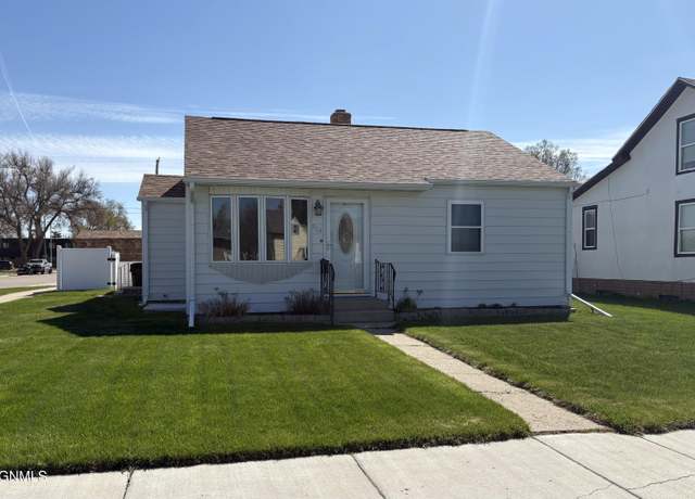 Property at 824 4th Ave W, Williston, ND 58801, 3 beds, 1 bath
