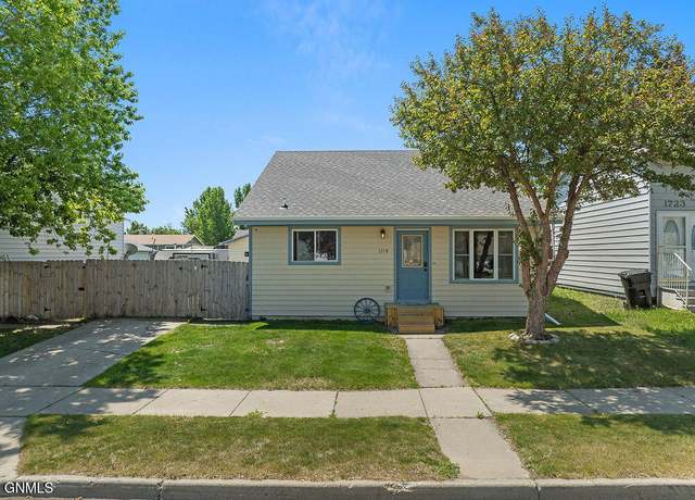 Property at 1719 29th St W, Williston, ND 58801, 4 beds, 2 baths