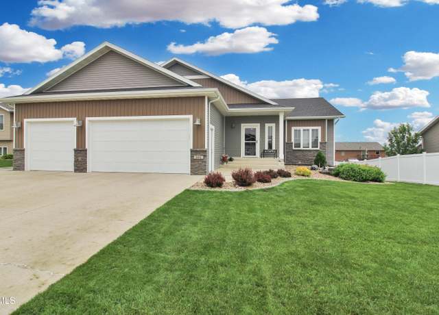 Property at 524 Quarry Ln, Bismarck, ND 58503, 5 beds, 3 baths