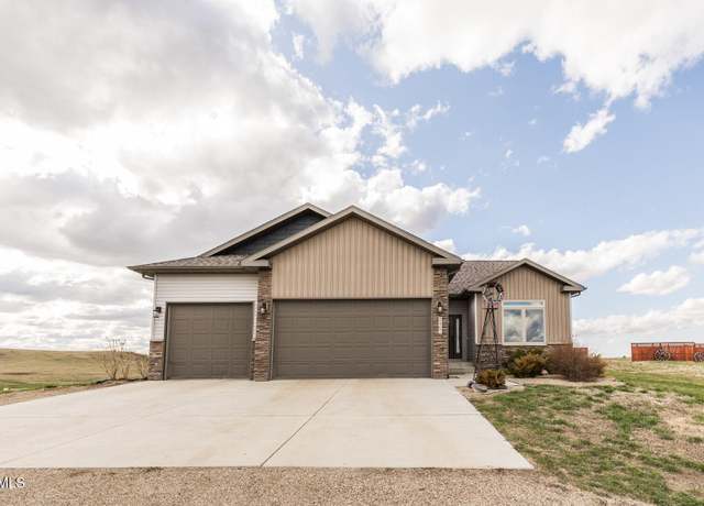 Property at 2467 Labrador Dr, Mandan, ND 58554, 4 beds, 3 baths