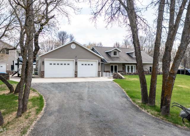 Property at 9019 Briardale Dr, Bismarck, ND 58504, 3 beds, 2.5 baths