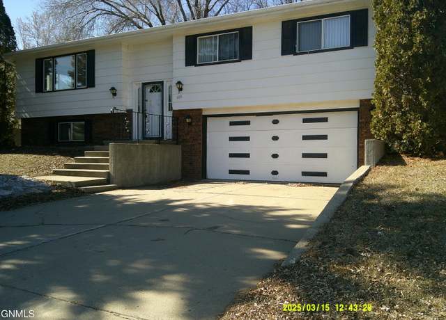 Property at 225 Sheila Dr, Beulah, ND 58523, 4 beds, 2.5 baths