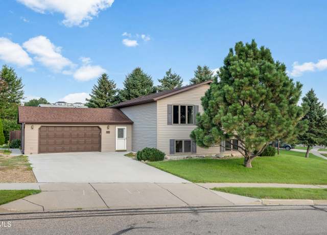 Property at 1740 Primrose Pl, Bismarck, ND 58501, 3 beds, 2 baths