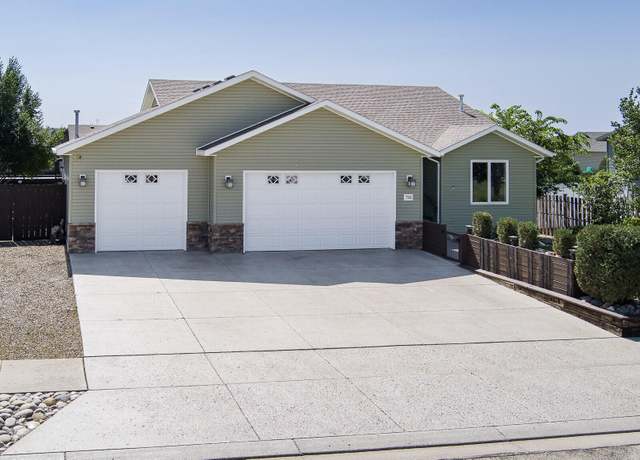 Property at 701 Lincoln Ct SE, Mandan, ND 58554, 5 beds, 3 baths