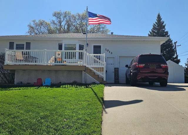 Property at 1013 5th Ave NW, Mandan, ND 58554, 4 beds, 2 baths