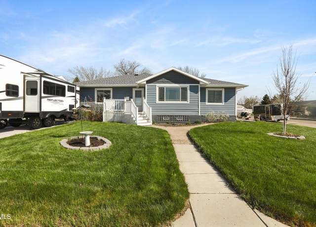 Property at 423 8th St E, Williston, ND 58801, 4 beds, 2.5 baths
