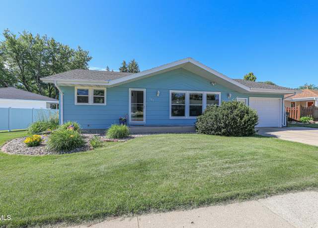 Property at 101 Cherokee Ave, Bismarck, ND 58501, 5 beds, 2.5 baths