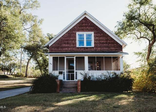 Property at 919 6th Ave SE, Jamestown, ND 58401, 3 beds, 1.5 baths